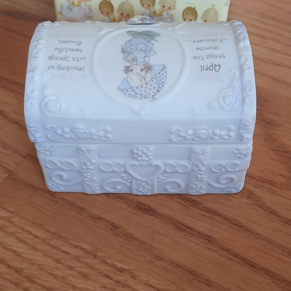 New in box Precious moments April Hopechest - Picture 4 of 6